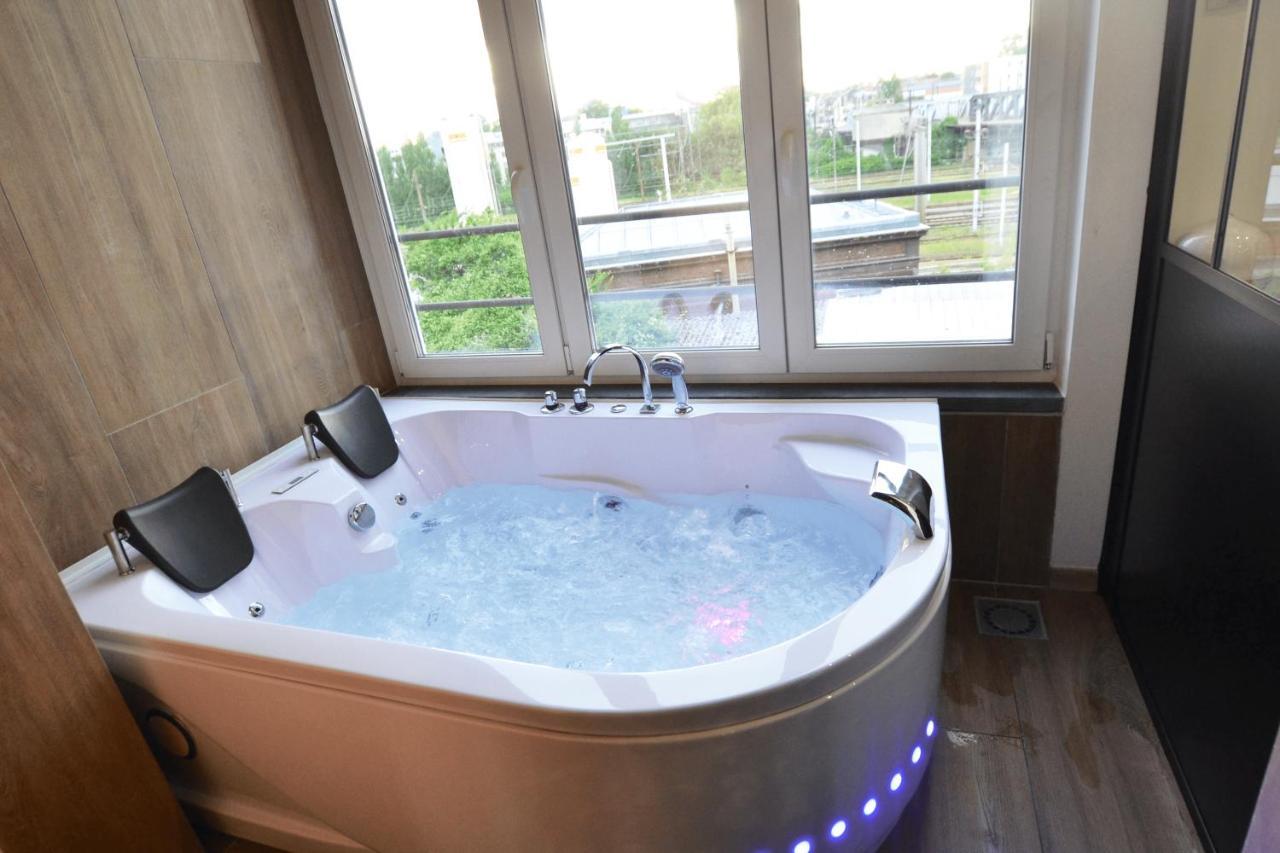 Capsule Wellness - Sauna - Balneo - Machine De Sport Privatif - Ps5 - 2 Chambres Valenciennes Kültér fotó